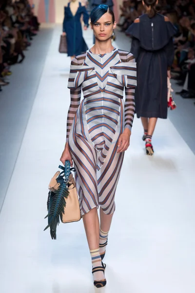 Look 16
